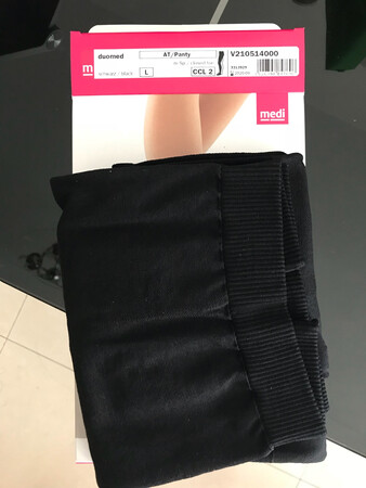 刚收到货就试了下，果真不好穿，满头汗，但是穿上后感觉不错，有弹力有压力，活动不受限，很满意！买了两条换着穿，期待效果显现！