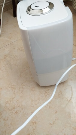 比想象的差很多，和实体店卖的不太一样，两侧和后面的材质很薄，颜色也不一样