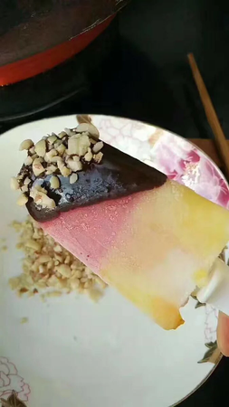 冰棒机很好，用起来也很简单，女儿抢着自己做，现在天不是很热，做1轮足够了，做起来也很快，京东发货，物流很快，赞赞赞