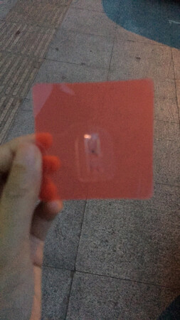 很软的那种，还没试，不知道粘性如何，能不能贴在墙上