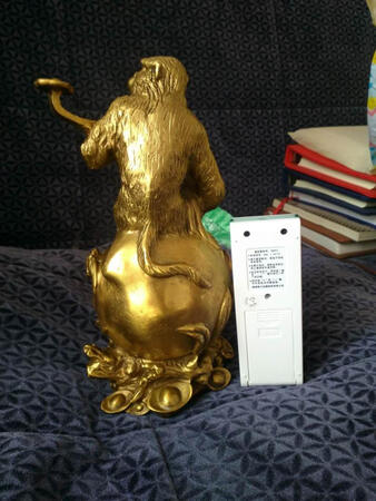宝贝收到了，拿在手上很有分量，是纯铜的，实物和图片是一样的，主要是快递很惊喜，还给我送上楼了，太惊喜了，老板很贴心，包装的很仔细，很结实，我拆包装都拆了好久，哈哈，总之，很喜欢，满意！特别表扬一下快递小哥，超赞！