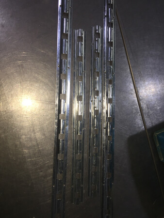 搞不懂就2米长的挂架还分成了4段，便于运输也不致于切割这么短，而且4段还宽度不一，无语。
厚度也达不到要求，挂起来轻飘飘的，稍有风吹就乱晃，早知就买厚一点的。