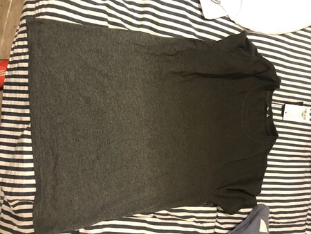 衣服挺好的，也没什么色差，就是有点大，不修身