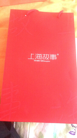 一次买了两条，送给妈妈，妈妈很喜欢，说质量不错，披上很显气质，还没下水，以后再来评价