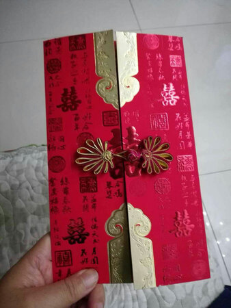 一直犹豫要不要在网上买，毕竟看不到实物如此庄重的一件事情，不过在实体店的请帖我没有看到好看的，实在样子设计的太和我意了，它就像新娘的礼服一样精致，回来的实物跟图上一样有质感！