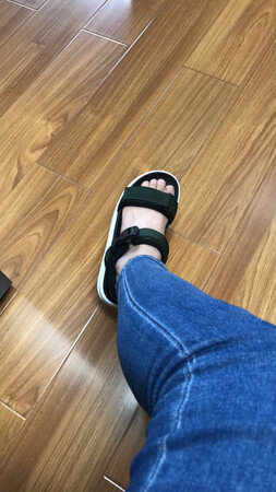 性价比可以。说下鞋子的缺点：前面紧，后面松，走路的时候感觉脚后跟快要掉出来，其他的暂时都还好。有一点疑问，达芙妮集团的网店为什么寄件人是个人，还是手写的单子。所以是正品吗？是直营还是代理的？