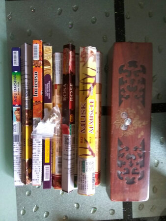 香盒很漂亮是我喜欢的！
还有一点重量应该是花梨木的。