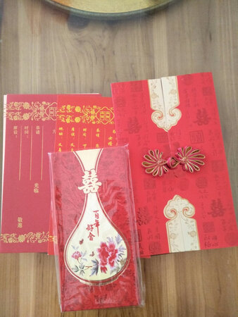 请柬收到了，很漂亮很喜庆的，纸的材质很好的，比在实体店看的优惠多了，老板态度非常好，包装得很好，物流也快，谢谢?
