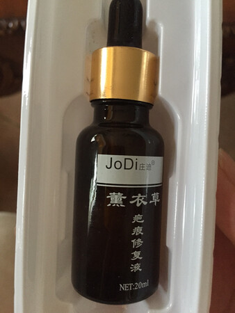 先别说东西真假，反正一打开气味就不对，之前用的薰衣草香味浓郁，抹上滋润，这个闻上去有点像香皂香味，是了一下也不滋润。