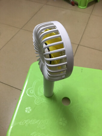 很实用的小风扇，带镜子，电池容量大。