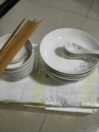 物流很快，餐具收到了，包装严实，跟图片一模一样好看，质量很好。