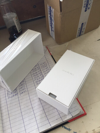 手机昨天下单今天就收到了，包装完好无损，手机很漂亮，赠送的礼品我也很满意。必须五星！