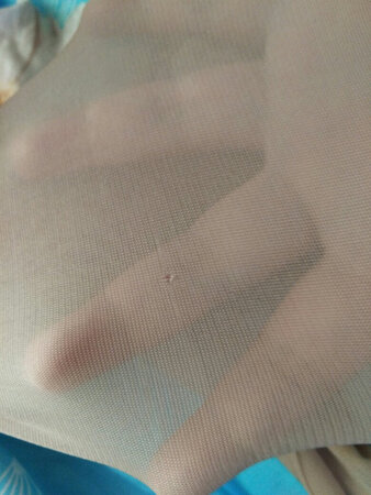 买了八双袜子，四双坏的，跟客服说他说这并丝，，，那么大的洞看不见啊，，，线毛都老长了！！！这概率也是没谁了。。。