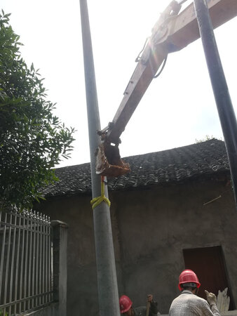 一吨多的电线杆子吊起来豪无压力,不错!