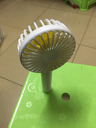 很实用的小风扇，带镜子，电池容量大。