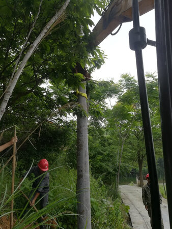 一吨多的电线杆子吊起来豪无压力,不错!