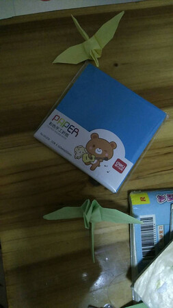 小孩用来作折纸手工的，纸张还行，就是数量不多，要是有1百张就好了。