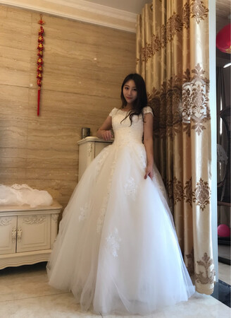 很美的婚纱、这个价格比实体店赞、比实体店便宜了一半还要多，而且实体店的还没有这个质量好。也对比了好多家了、最满意的就是这家，尤其是这个肩部的设计和胸前的钻做工超棒！果断留了。