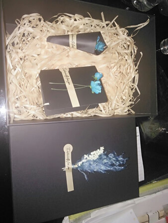 拍照技术不好。。。。。礼盒很好，就是要自己贴，对着图片贴了好久(?▽?)。。反正。好评，超好看