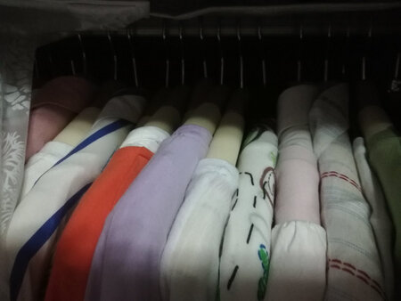 以前买过两次，只是现在很多衣服没有肩膀，我们常规的衣架用了会让衣服的肩膀留下衣架的印子，所以得用这种衣架，前两次买的都没有问题，这次买的男士衣架五个，但有两个衣架就有问题，虽不影响使用，但看着心里不舒服，不知道发货的时候有没有好好的检查，很失望……