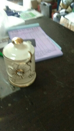 陶瓷的不错，蝴蝶兰系列一整套，跟图片上一样，易碎要小心点