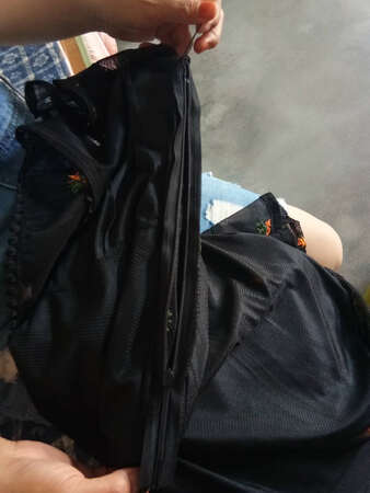 质量一般，感觉不值128元，穿上两个肩膀感觉不一样，有一个特别扭，全是线头。拉链也很难拉。