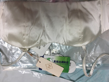 垫片很薄而且没固定，对于小胸来说太尴尬了，一洗全变形了