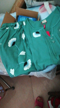 衣服刚收到质量和颜色都很满意