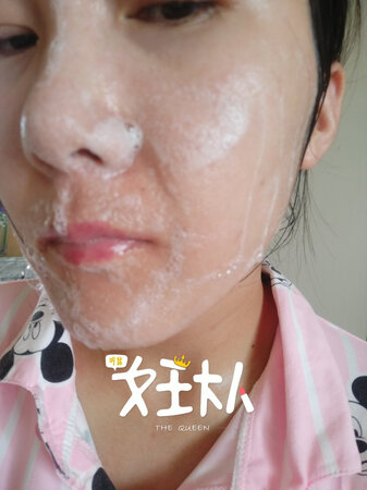我用了快一个月了吧
对于洗面奶，我意见很大，跟客服反应了，为什么换包装了，里面效果也不如从前了，客服说是我挤多了，然后又怀疑我有没有用过洗面奶？
本来只是问问而已，后来被搞得一肚子气，问了也白问！！现在我都怀疑，其他产品效果是不是也不能跟老款比较了，是不是价格贵了，效果却还不如前了？？？
老款洗面奶，温和，挤多点都是泡沫细腻，洗完脸很滑，很温和
新款洗面奶，挤一点就很多泡沫，很夸张，一点就可以很多泡沫，洗完脸很光，然后脸还干巴巴的
我只是发表个人用完的感受而已