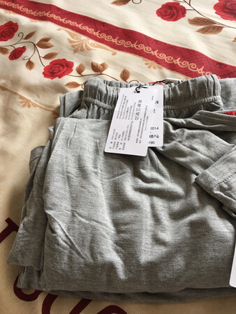 衣服质量好，尺寸合适，穿着得体，一次满意购物，还会再来。快递员送货及时。