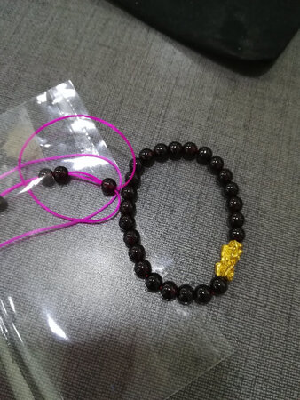 那条实在金六福买的，颜色差不多