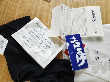 衣服还可以哈，刚刚收到，至于会不会掉色什么的，以后才知道，还记得的话就追加评论，谢谢店家，非常贴心！