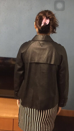 皮衣很好，皮料很好，做工精细，里布品质很好，尺码很准，老婆很喜欢，很合身。