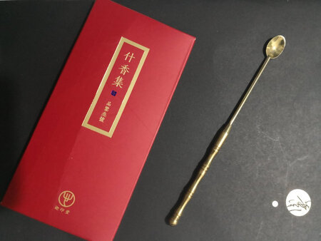 包装细心用心，香粉比较细腻，快递也很给力，买两罐还送了铜勺，另附品鉴卧香