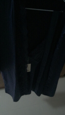 衣服很光滑，穿在身上还是很舒服的～