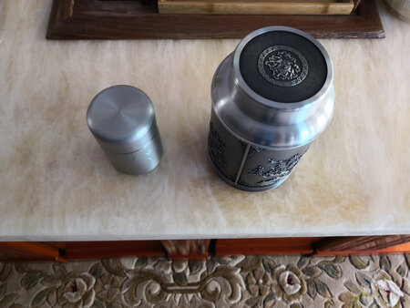 可以装半斤茶。不错。放家里可以保鲜茶叶。喜欢。不错。