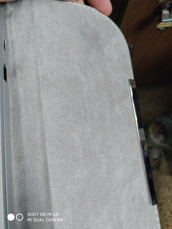 里面有划痕，布料没有想象中的柔顺，不值这个价。