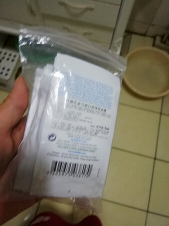 这个面膜太喜欢了，我喜欢独立包装的，比较干净卫生，用做完感觉皮肤白了细腻了太喜欢了，卖家还送了一小包洗面奶。用完再来买