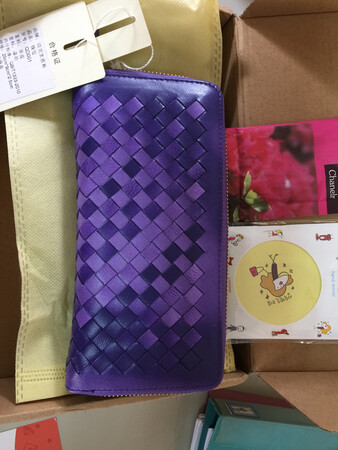 钱包收到一直在用，皮质手感不错细腻柔软，颜色鲜艳而且拿在手里不重每天带在身上不感觉累，物流也不错，总之很满意，希望以后需要还会再来。