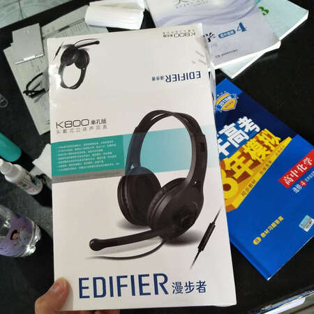 好东西！物廉价美的啊，音质跟百元机有的一比，戴着也特舒服，唯一的缺点就是吃鸡开麦的时候可能会有滋滋的电流杂音，待改进
