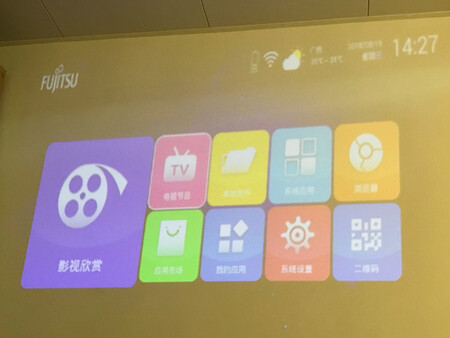 投影仪很不错哈，小巧玲珑，携带方便，主要是挺清楚的，拍了一张晚上的，一张白天拉上窗帘的，超出预计的不错，性价比高，可以自动梯形矫正，很满意。