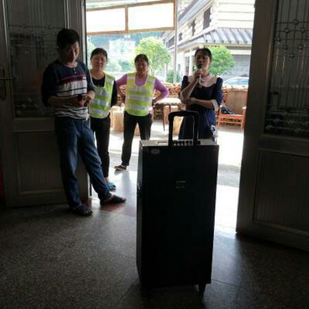 音质非常好，拖拉起来也非常方便。特别适合户外跳广场舞用。显示屏也非常清晰，蓝牙连接畅通无阻，质量非常不错，看起来也很高大上，有需要还会再回购！
