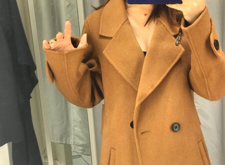 质地舒服，双面的呢大衣保暖性不错，穿上轻便，颜色显气质。