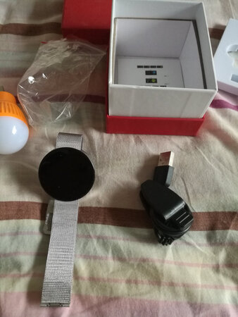 这个手环还不错，好漂亮，功能多，待机时间还可以，值得购买。