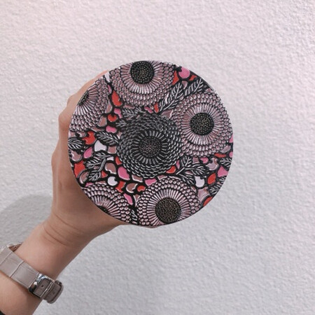 包装完好，好大一罐盒子里还有两层防碎的气垫，送了很多小礼品，客服也有很耐心帮助我选择香味，还没开盖就闻到了一阵清香，带点酸酸甜甜的气味，很活泼，又助眠，超级喜欢