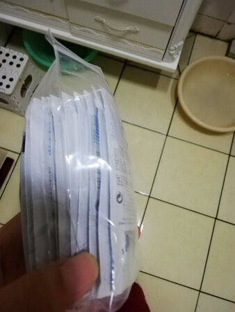 这个面膜太喜欢了，我喜欢独立包装的，比较干净卫生，用做完感觉皮肤白了细腻了太喜欢了，卖家还送了一小包洗面奶。用完再来买