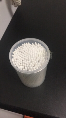 产品尺寸正好，棉签上没有酒精，但用起来可以，物流慢了点。可能是国庆节的原因吧