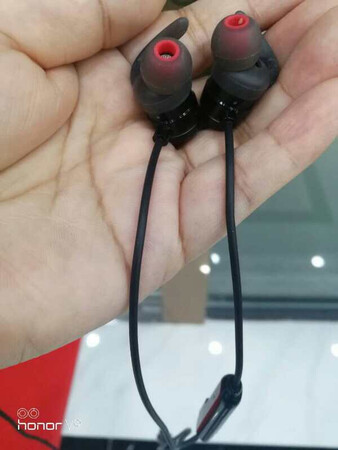 买回来听了几小时耳朵不疼，挂着挺稳的不会容易掉下来，改天带着跑跑步再试试。这次买耳机算是下血本了，以前买的带线耳机10多块随便听几次就扔了，很久以前就想要这款，在**狂了一下看了几款看到这个没有太多犹豫下单，买回来太惊喜了，值得拥有。以后好好保管