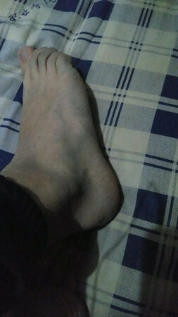 一星都不想给。掉色严重，非常严重。我还特意洗了一遍才套的被罩。晚上一觉醒来手上手上和脚上都是青色的。掉色严重！！！脚指头上的就是。脚侧也一样。