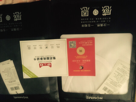 物流：市内包，上星期天下的单，下星期一收到！不同地区，不同物流，不同时期，收件时间有所差异，大家应有所了解！ 
商品：包装还算合格，气味正常无异常刺激气味，因春夏天气高温，又加上密封包装，有气味也正常！试穿了一下，衣面还算光滑，大小也合适，目前还未试水，待日后再评！